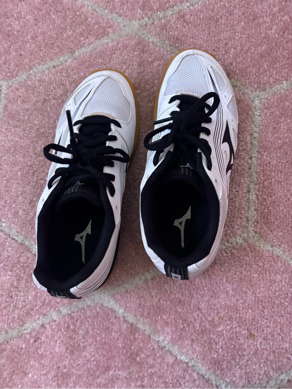 Mizuno White and Black Lace-Up Athletic/Volleyball Sneakers
